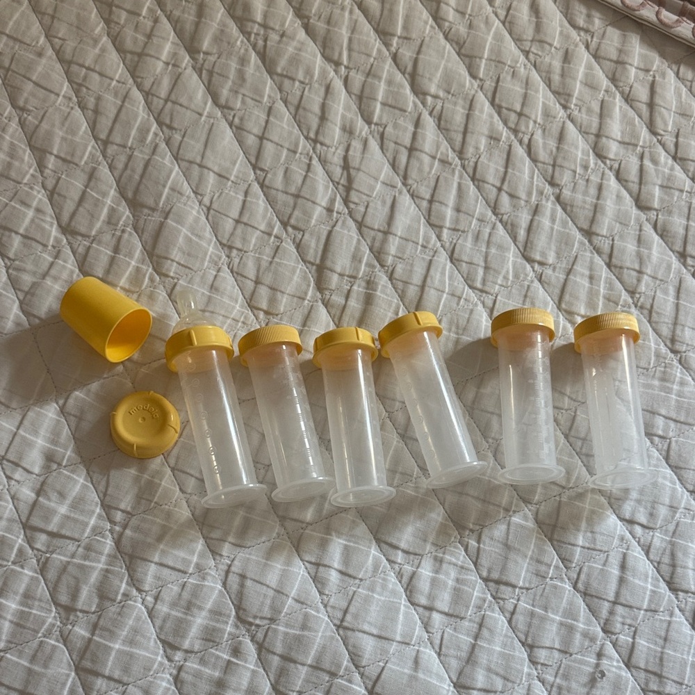 Medela Setof Clear Baby Bottles with Yellow Caps